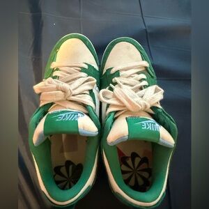 Nike Sneakers in Green and Cream